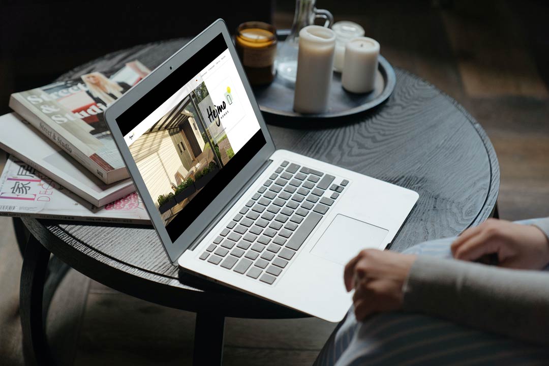 unser-blog-mobile Person scrollt in gemütlicher Atmosphäre über die Website von Hejmo Homes